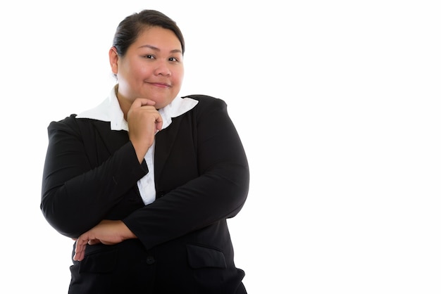 Joven empresaria asiática gorda feliz con traje elegante