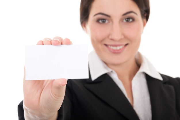 Foto joven empresaria atractiva en traje negro mostrando una tarjeta de presentación en blanco aislada sobre fondo blanco.