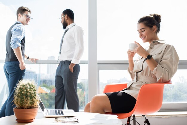 Joven Empresaria Bebiendo Café