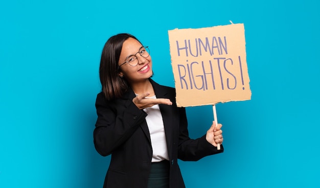 Joven empresaria bonita con banner de derechos humanos