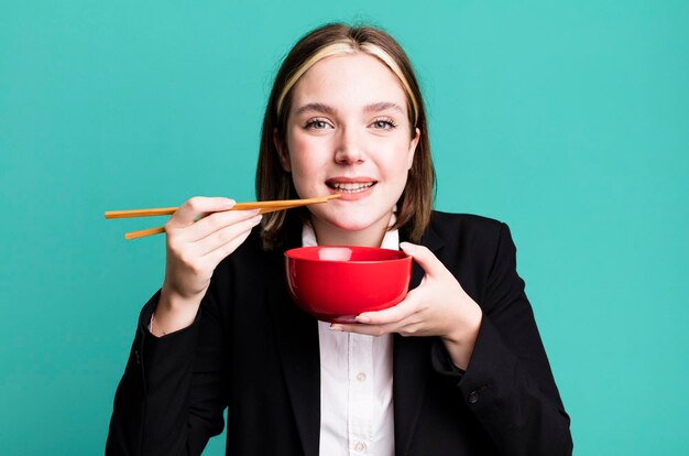 Joven empresaria bonita comiendo tazón de fideos ramen