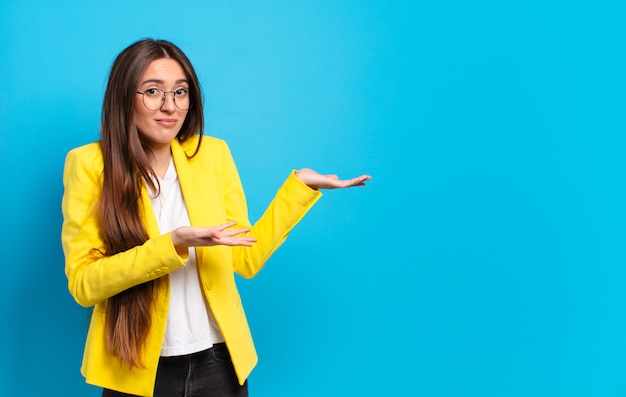 Joven empresaria bonita con un espacio de copia