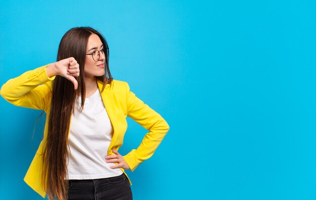 Joven empresaria bonita con un espacio de copia