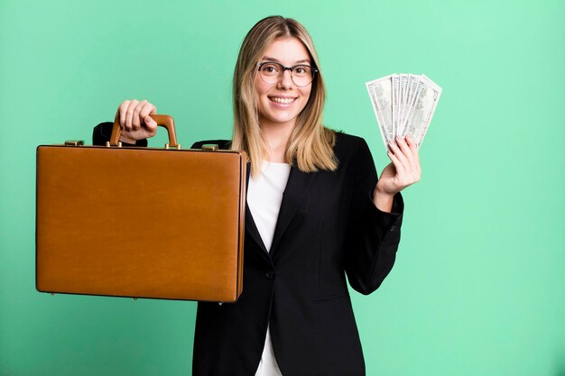 Joven empresaria bonita con una maleta