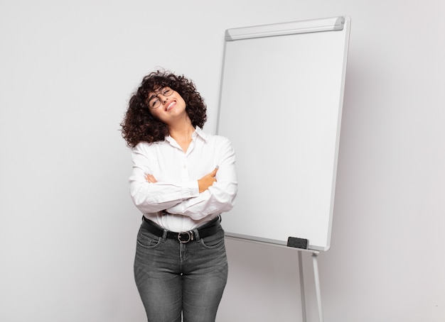 Joven empresaria bonita con una pizarra blanca