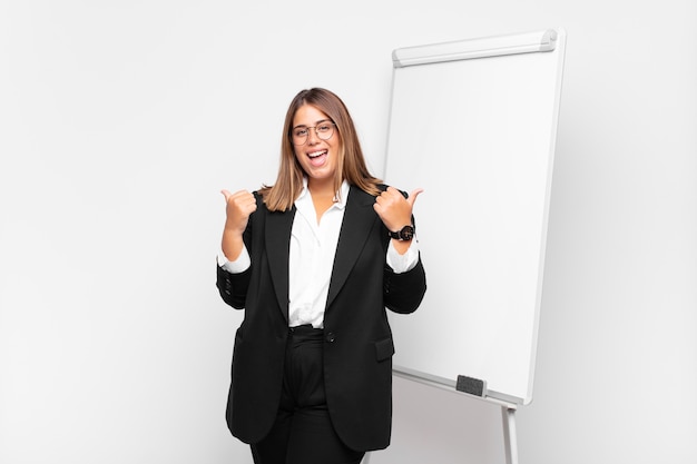 Joven empresaria bonita con una pizarra blanca