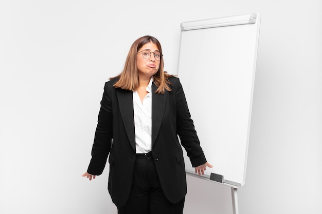 Joven empresaria bonita con una pizarra blanca