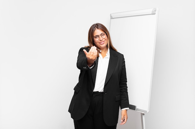 Joven empresaria bonita con una pizarra blanca