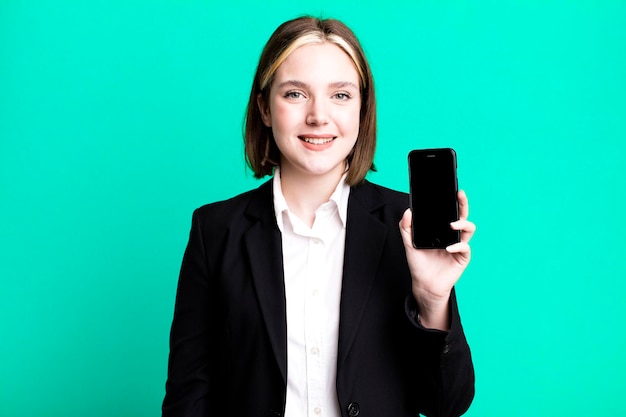 Joven empresaria bonita usando su teléfono inteligente