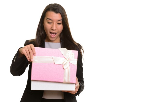 Joven empresaria caucásica feliz sonriendo y abriendo caja de regalo aislado en blanco