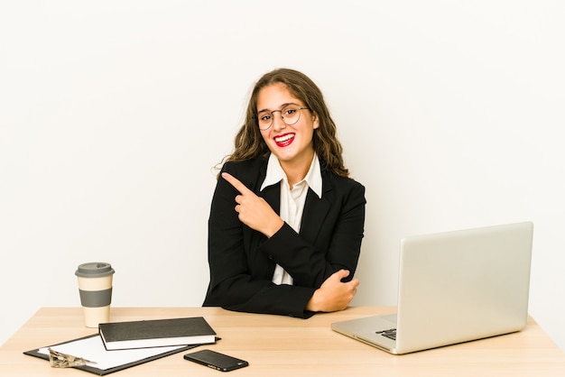 Joven empresaria caucásica trabajando en su escritorio aislado