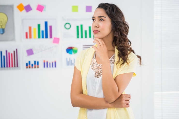 Foto joven empresaria concentrada mirando en la distancia