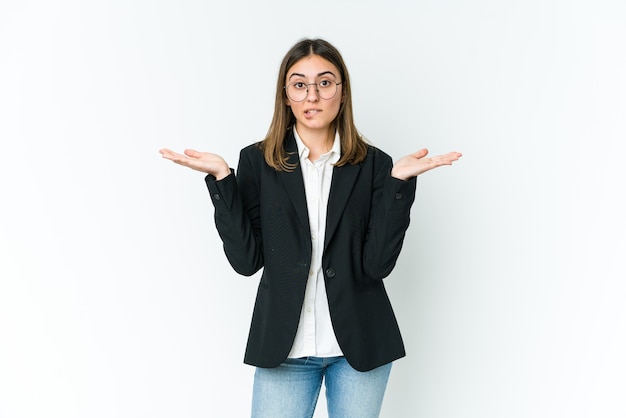 Foto joven empresaria confundida y dudosa encogiéndose de hombros