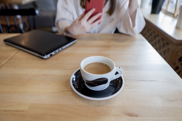 Joven empresaria en un descanso para tomar café. Usando tableta