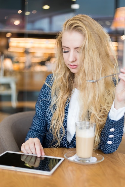 Joven empresaria en un descanso para tomar café.