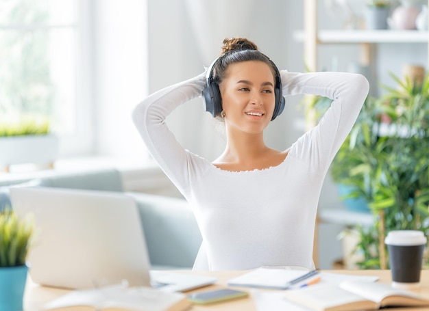 Joven empresaria enfocada que estudia en línea viendo podcast de seminario web en una computadora portátil