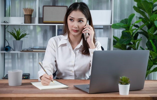 Joven empresaria entusiasta hablando por llamada de negocios