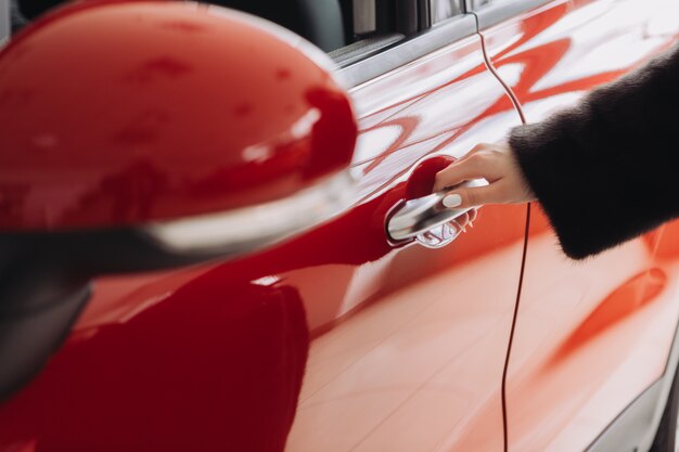 Una joven empresaria está probando autos en una tienda de autos