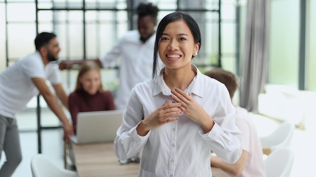 Joven empresaria exitosa con camisa blanca sonriendo