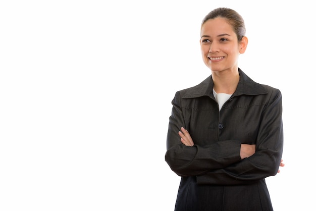 Joven empresaria feliz sonriendo y pensando con los brazos cruzados