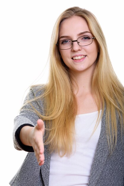 joven empresaria feliz sonriendo