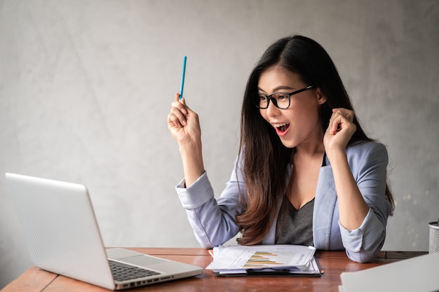 Joven empresaria feliz trabajando desde casa