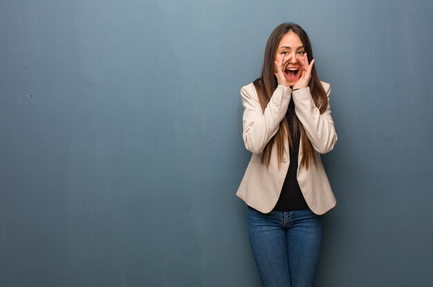 Joven empresaria gritando algo feliz al frente