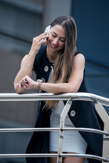 Foto joven empresaria hablando por teléfono