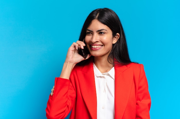 Joven empresaria hispana usando su teléfono