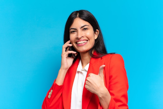 Joven empresaria hispana usando su teléfono