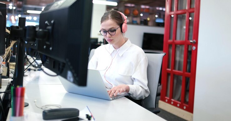 Foto joven empresaria independiente que trabaja con una computadora portátil en el espacio de coworking