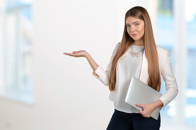 Joven empresaria con laptop