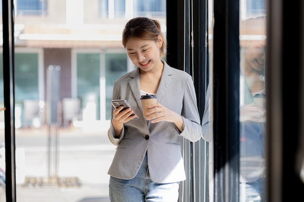 Joven empresaria mirando información financiera desde un teléfono móvil, está revisando los documentos financieros de la empresa, es una ejecutiva de una empresa nueva Concepto de gestión financiera