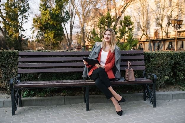 Joven empresaria de moda en un banco