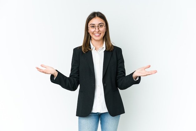 Joven empresaria mostrando una expresión de bienvenida