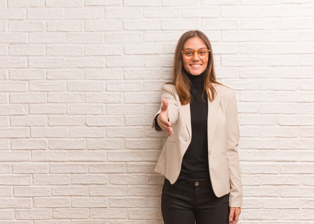 Joven empresaria de negocios bonita mujer llegando a saludar a alguien