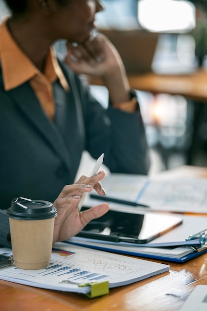 Joven empresaria negra que trabaja en una tableta digital en el café