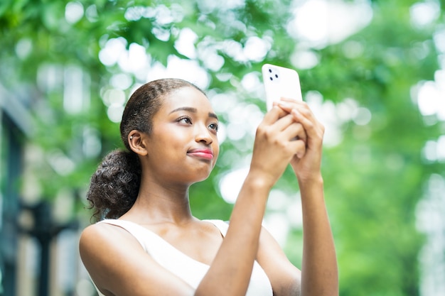 Joven empresaria operando el teléfono inteligente