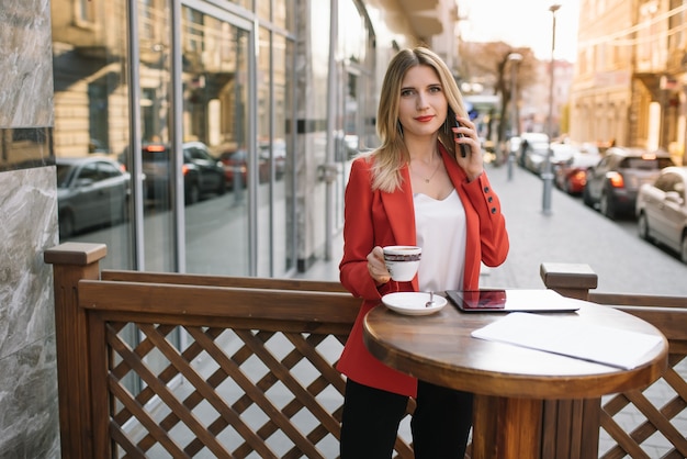 Joven empresaria durante una pausa para el café