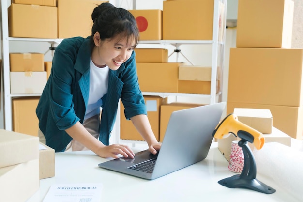 Joven empresaria de pequeñas empresas que trabaja en una computadora portátil