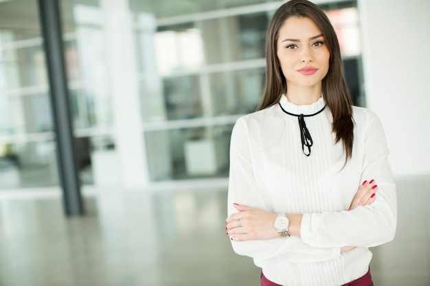 Joven empresaria de pie en la oficina moderna