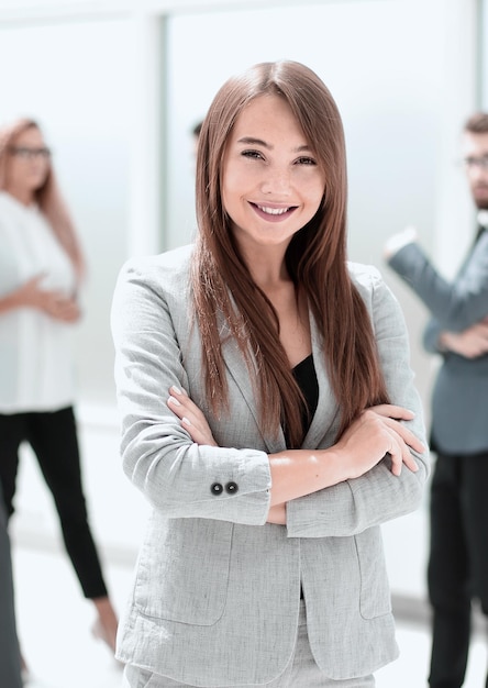 Joven empresaria de pie en la oficina