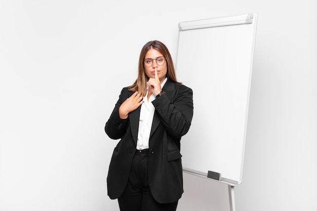 joven empresaria con una pizarra blanca