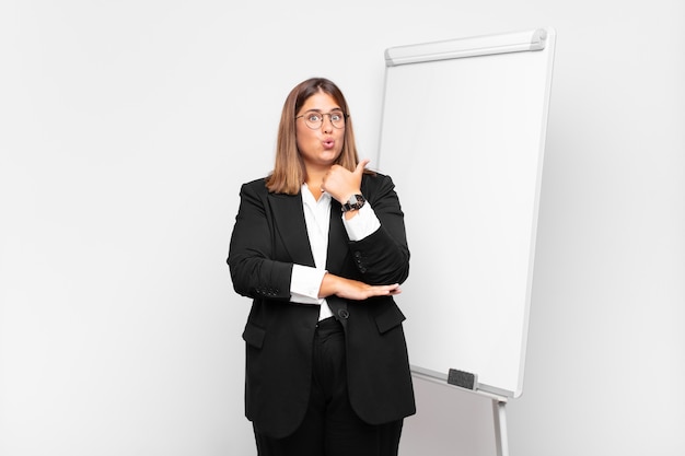 joven empresaria con una pizarra blanca