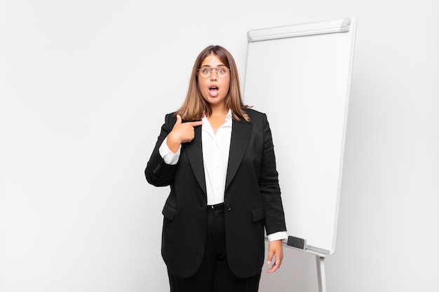 joven empresaria con una pizarra blanca