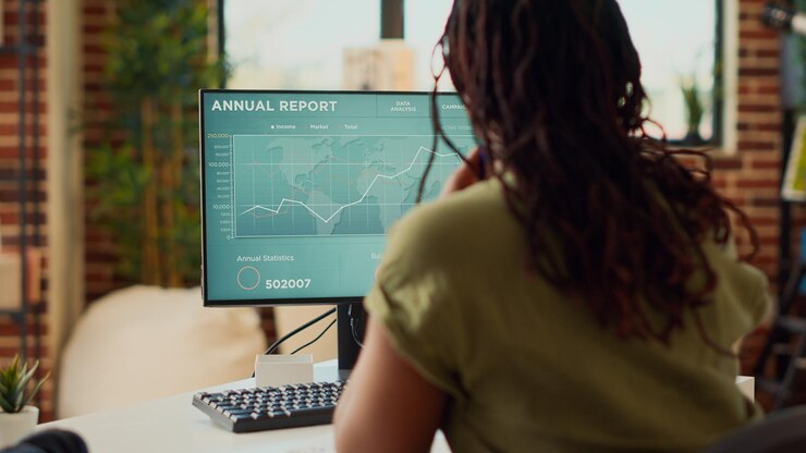 Foto joven empresaria que trabaja a distancia en el informe de ventas de datos, utilizando diagramas financieros en la computadora. freelancer haciendo trabajo de contabilidad en la red de la empresa en línea, analizando estadísticas de internet.