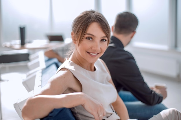 Joven empresaria en una reunión en una oficina moderna