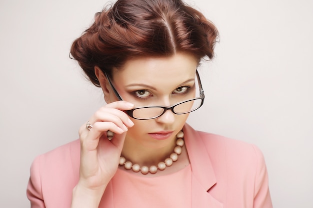 Joven empresaria en rosa con gafas