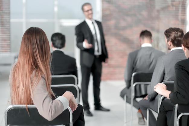 Joven empresaria sentada en una sala de reuniones