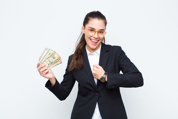 Joven empresaria sentirse feliz con billetes